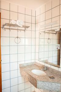 PenápolisSakr Hotel的一间带水槽和镜子的浴室
