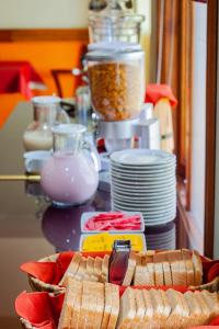乌斯怀亚布雷西亚别墅酒店的餐桌上放有盘子和碗的食物
