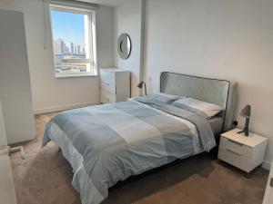 伦敦Luxury 2B2B in central London的白色卧室内的一张床位,卧室设有窗户