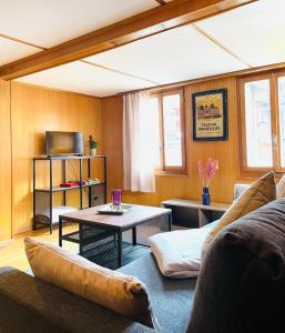 坎德施泰格Lovely & great equipped wooden Alp Chalet flat的客厅配有沙发和桌子