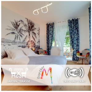 Saint-FonsStop Chez M Select Garden # Qualité # Confort # Simplicité的一间设有一张棕榈树壁画的大床的房间