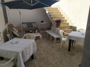 卡斯特里尼亚诺德尔卡波Villetta Municipio的一间设有两张桌子和一把伞的房间,楼梯