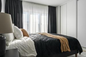 吕勒奥Consultant's Luleå Hub: Work & Rest的一间卧室设有一张床和一个大窗户