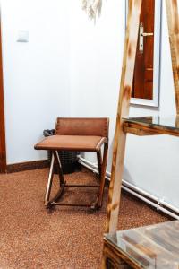 克卢日-纳波卡Casa Rosu的镜子间的棕色椅子