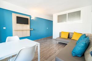 马盖鲁夫New Kensington Apartments - Econotels的带沙发和电视的客厅