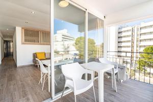 马盖鲁夫New Kensington Apartments - Econotels的客房设有桌椅和阳台。