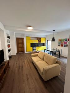 拉奎拉HABITA appartamenti的带沙发的客厅和厨房