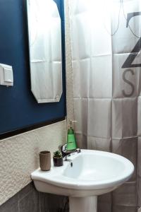 克卢日-纳波卡Casa Rosu的浴室设有白色水槽和镜子