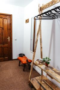 克卢日-纳波卡Casa Rosu的一间带梯子、椅子和镜子的房间
