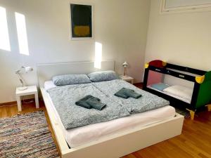 爱尔福特Elegantes Haus - direkt am Domplatz - Garage的一间卧室配有一张床,上面有两条毛巾