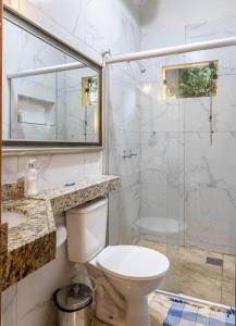 西波山Pousada Belvedere da Serra的白色的浴室设有卫生间和淋浴。