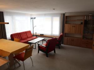 迪森蒂斯Holiday Home Peisel by Interhome的客厅配有沙发和桌椅