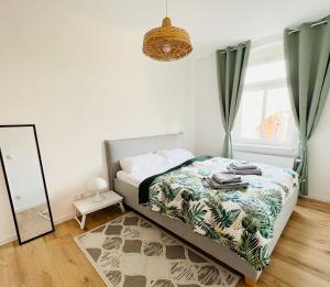 海德瑙Twenty Five Apartment的一间卧室配有一张床和镜子