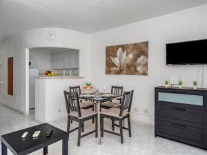 贝纳尔马德纳圣弗朗西斯科公寓的厨房以及带桌椅的用餐室。