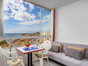 贝纳尔马德纳圣弗朗西斯科公寓的带沙发、桌子和窗户的客厅