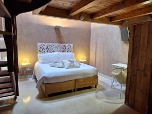 阿维奥Vallarom的一间卧室配有一张带两个枕头的床