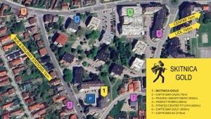科普里夫尼察Skitnica Gold的一张城市地图,上面有一条人走在街上