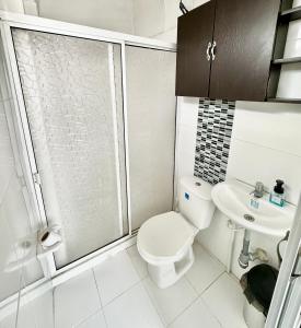 库库塔Apartaestudio Luiggis Cucuta的浴室配有卫生间、淋浴和盥洗盆。