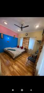 斯利那加Hotel Young Mamta的一间卧室设有一张床和蓝色的墙壁