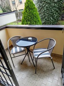 圣彼得罗-泰尔梅堡Elisa's House, Una coccola!的阳台配有一张小桌子和两把椅子