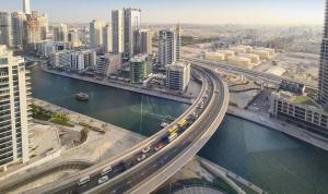 迪拜Address Beach JBR Apartment的高速公路上交通的城市的头顶景观