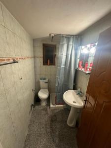 萨兰达Villa Anna的一间带卫生间和水槽的小浴室