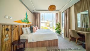 迪拜Nas House Private Villas的酒店客房设有床和窗户。