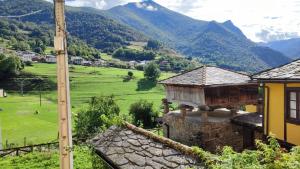 GédrezCasa bartolin的享有以山为背景的村庄美景