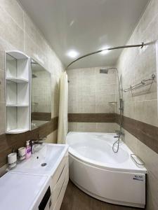 Yalanghoch253 ул.Паркентская Ташкент的浴室配有白色浴缸和水槽