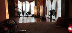 阿雷西费Nirvana Yoga Center的带沙发和一些植物的客厅