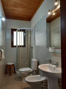 Pedra BadejoCasa Amizade B&B的浴室配有2个盥洗盆、卫生间和淋浴。
