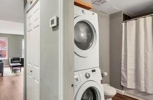Soulard717a - Settle into Soulard 6 Q beds 2 full baths的洗衣房配有洗衣机和烘干机