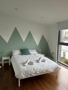 伦敦Stay in Style: Modern 2-Bed In Trendy London Area的一间卧室配有一张几何墙床