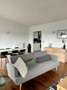 伦敦Stay in Style: Modern 2-Bed In Trendy London Area的客厅配有沙发和桌子