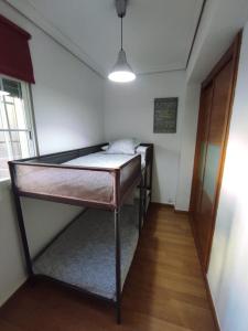 科尔多瓦Apartamento Barrionuevo的一间位于客房角落的带一张床的房间