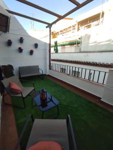 科尔多瓦Apartamento Barrionuevo的客房设有带椅子和桌子的阳台。