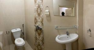 达喀尔Jumeau Lo的一间带卫生间和水槽的浴室