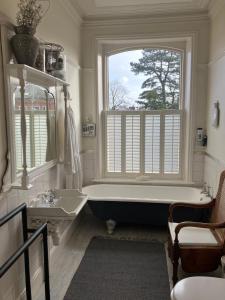 塞尔基石旅馆的带浴缸、水槽和窗户的浴室