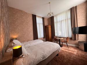 德哈恩肯特拉尔酒店的配有一张床和一张书桌的酒店客房