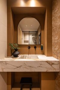 雅典MEDLEY的浴室设有大大理石水槽和镜子