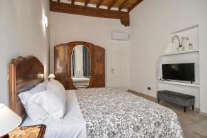 佛罗伦萨San Niccolò Luxury Apartment的一间卧室配有一张大床和电视