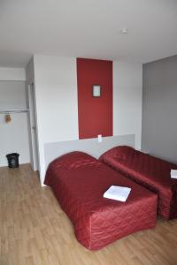巴伯济约赫莱德巴尔贝兹悠酒店的一间卧室配有红色的床和红色的沙发