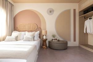 雅典MEDLEY的一间卧室设有一张大床和一面圆镜子