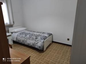 法尔科纳拉·玛里提马Residence Carmen的一间小卧室,配有床和窗户