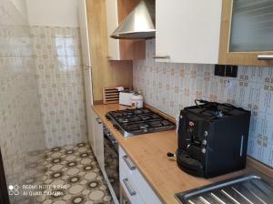 法尔科纳拉·玛里提马Residence Carmen的一间带炉灶和微波炉的小厨房