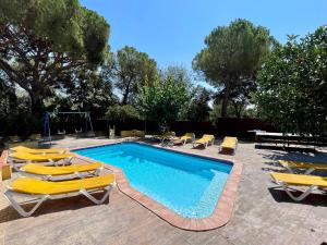 卡隆赫Strawberry villa的一个带躺椅的游泳池和一个游泳池