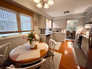 South EuclidThree Bedroom Villa Near Cleveland Clinic, Case Western, University Hospitals的厨房配有一张桌子,上面放着花瓶