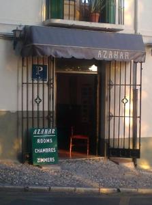 格拉纳达casa carmen alhambra的建筑前有标志的商店