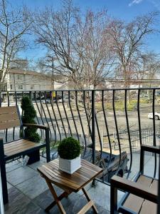 纽瓦克Stylish Evergreen Apartment By Newark Airport的阳台,上面有长椅和盆栽植物