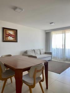 科洛尼亚-德尔萨克拉门托Dpto de 1 dormitorio, 402 Dos Orillas, Colonia的客厅配有桌子和沙发